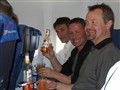 2004 Skottland,En glad trio i flygplan på väg dit.JPG