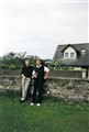 2004 Skottland Prestwick Dick o Ian mot muren.JPG